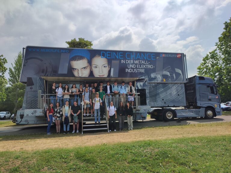 Der InfoTruck der Metall- und Elektroindustrie zu Besuch an der RS Kißlegg